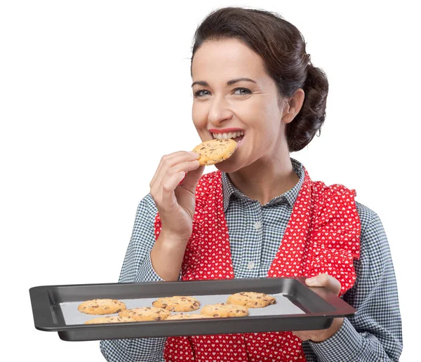 准备好吃的饼乾的微笑老式妇女送达烤盘 — 图库照片