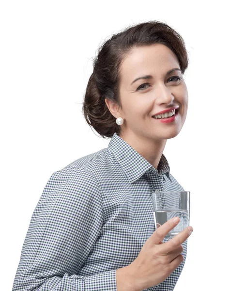 迷人的20世纪50年代风格的女人喝一杯水 — 图库照片