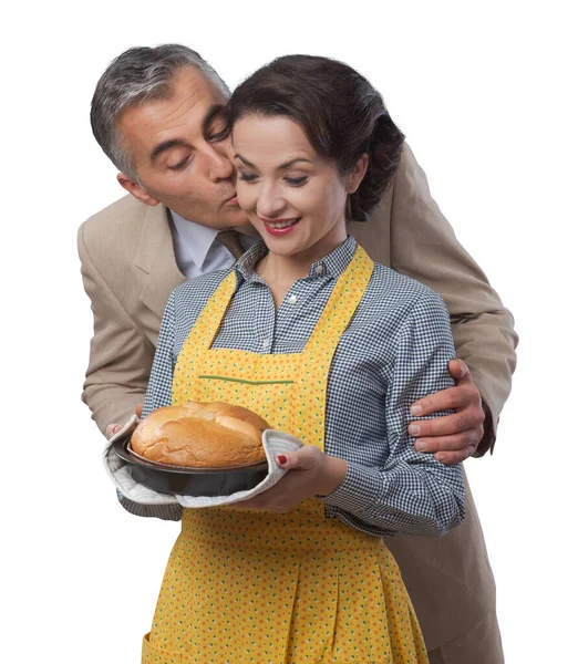 Винтажный Муж Целует Свою Жену Держит Вкусный Домашний Торт — стоковое фото