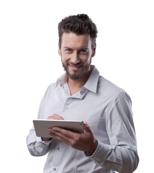 Uśmiechnięty Mężczyzna Pewność Przy Użyciu Cyfrowego Tabletu Patrząc Kamery — Zdjęcie stockowe