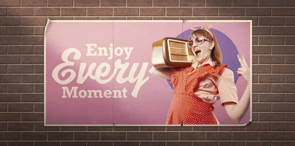 Vintage Werbung Mit Lustiger Hausfrau Und Inspirierendem Zitat Genießen Sie — Stockfoto