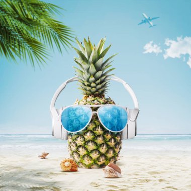 Kulaklıklı komik bir ananas sahilde eğleniyor, yaz tatili konsepti.
