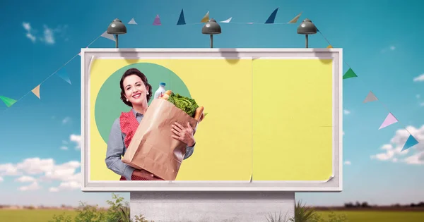 Reklam Panosunda Elinde Poşet Dolusu Yiyecek Olan Mutlu Kadınlarının Olduğu — Stok fotoğraf