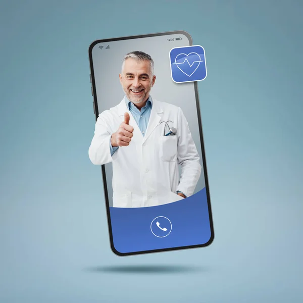 在智能手机屏幕上的在线医生视频 在线专业医疗服务和远程保健 — 图库照片