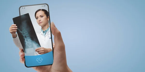 Онлайн Медицинское Обслуживание Телемедицина Врач Дает Советы Экране Смартфона — стоковое фото