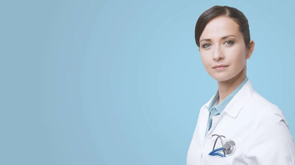 Emin Gülümseyen Kadın Doktor Önlük Stetoskop Ile Poz — Stok fotoğraf