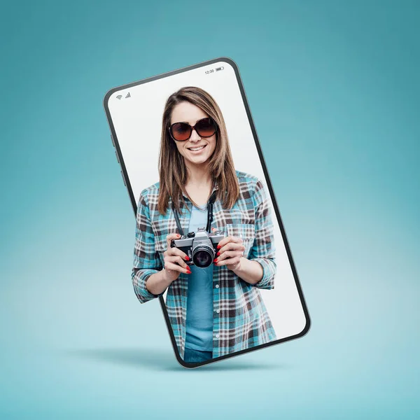 Smiling Female Photographer Tourist Smartphone Videocall Smiling Online Service Concept — Stockfoto