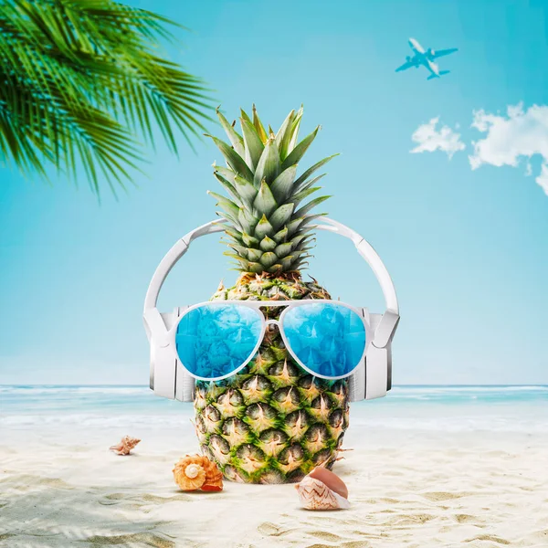 Piña Divertida Con Auriculares Que Divierten Playa Concepto Vacaciones Verano —  Fotos de Stock