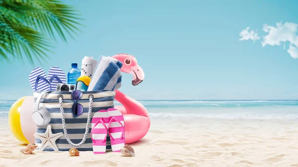 Bolsa Praia Com Acessórios Flamingo Inflável Bonito Uma Praia Tropical — Fotografia de Stock