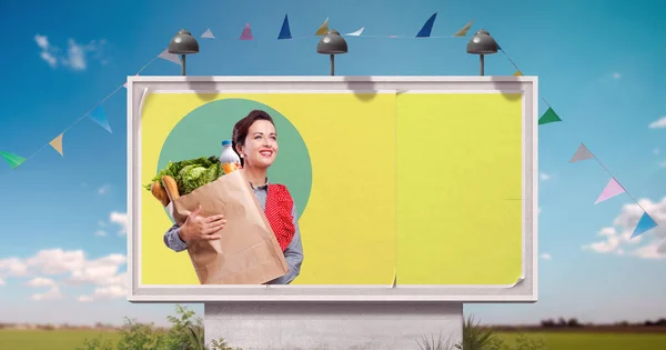 Реклама Покупок Винтажном Стиле Рекламном Щите Счастливой Домохозяйкой Держащей Сумку — стоковое фото