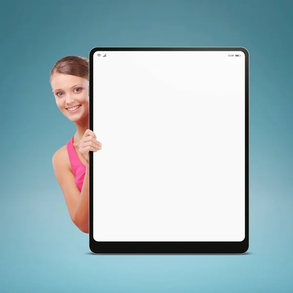 Jovem Feliz Mostrando Tablet Digital Branco Sorrindo — Fotografia de Stock