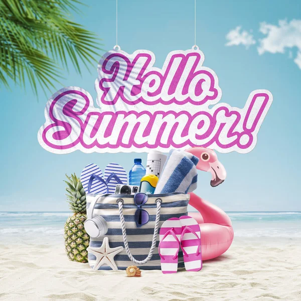 アクセサリーや熱帯のビーチでかわいいインフレータブルフラミンゴとビーチバッグ こんにちは夏の看板ハング 夏の休暇や旅行のコンセプト — ストック写真