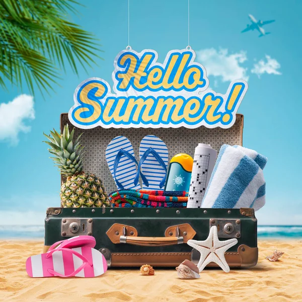 様々なビーチアクセサリーとヴィンテージスタイルのスーツケース 海辺のコンセプトで夏休み こんにちは夏のサイン — ストック写真
