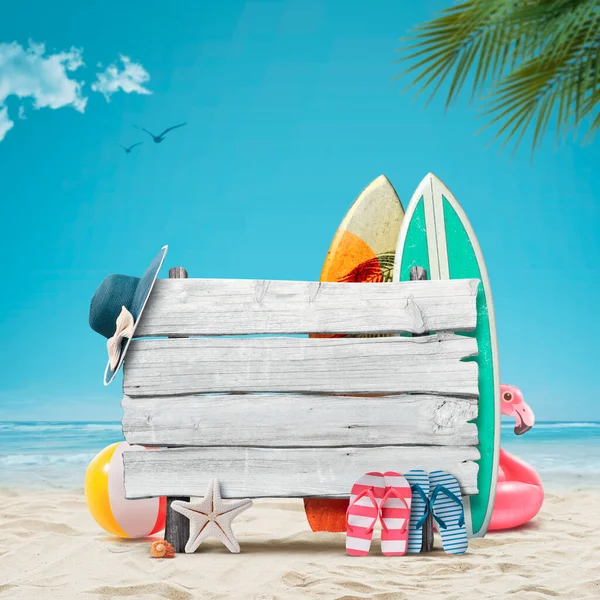 Vecchio Segno Legno Sulla Spiaggia Tavole Surf Accessori Spiaggia Vacanze — Foto Stock