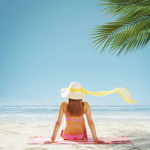 Mulher Bonita Sentada Uma Praia Tropical Olhando Para Longe Vista — Fotografia de Stock