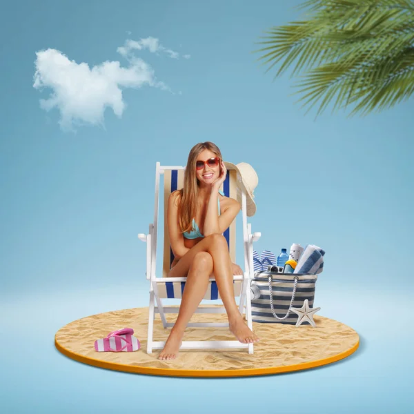 Happy Smiling Tourist Relaxing Deckchair Sunbathing Tropical Beach — Stockfoto