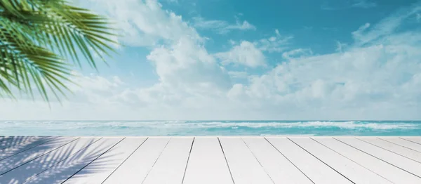 Piękna Tropikalna Plaża Drewnianym Tarasem Palmami Koncepcja Wakacji Letnich — Zdjęcie stockowe