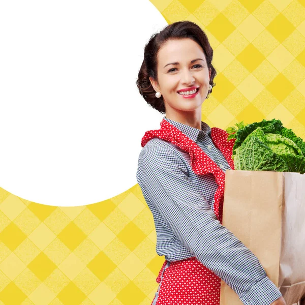 買い物用食料品袋を持つエプロンで笑顔のヴィンテージ女性 — ストック写真