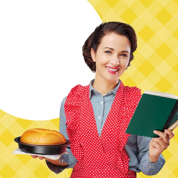 Lächelnde Retro Hausfrau Mit Kochbuch Und Backform Und Selbstgebackenem Kuchen — Stockfoto