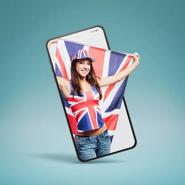 Alegre Bonito Britânico Menina Segurando Uma Bandeira Smartphone Videocall Sorrindo — Fotografia de Stock
