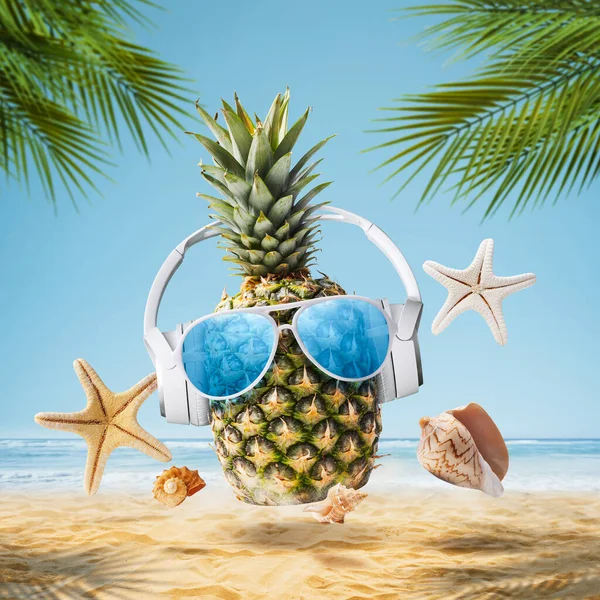 Cool Pineapple Wearing Headphones Partying Tropical Beach Summer Vacations Music — Stock Photo, Image