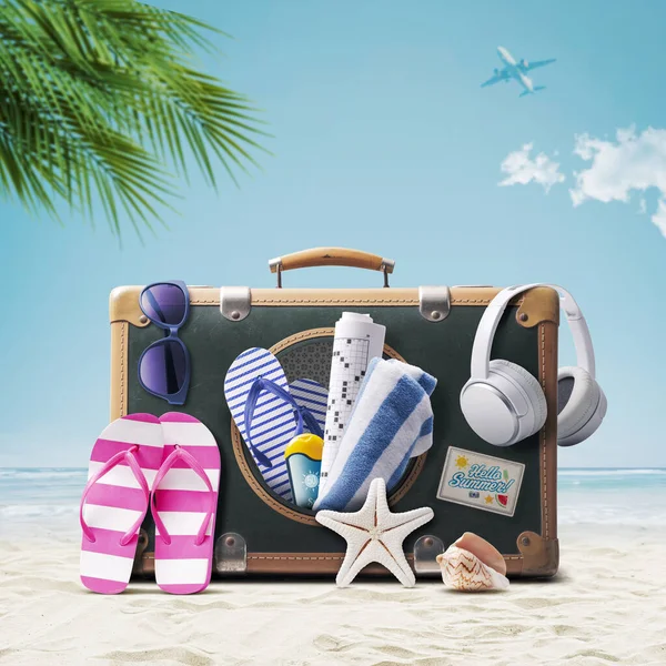 様々なビーチアクセサリーとヴィンテージスタイルのスーツケース 海辺のコンセプトで夏休み コピースペース — ストック写真