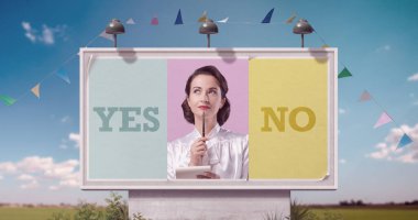 Elinde not defteri tutan düşünceli bir kadının olduğu ilan panosu ilanı: Evet mi hayır mı??