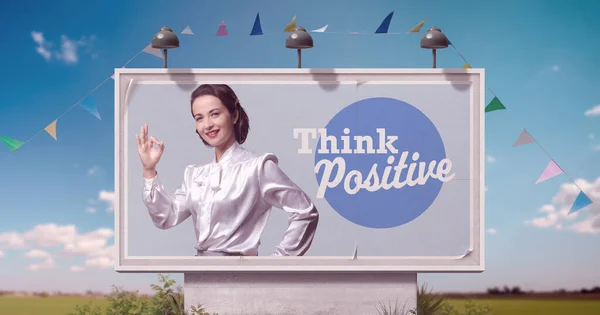 Glückliche Frau Mit Positiver Stimmung Auf Plakatwerbung Und Motivationszitat Positiv — Stockfoto