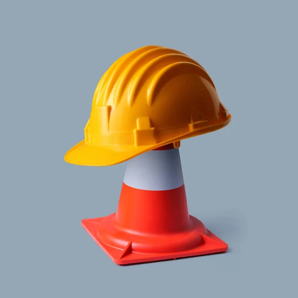 安全帽和交通锥 工作安全概念 — 图库照片
