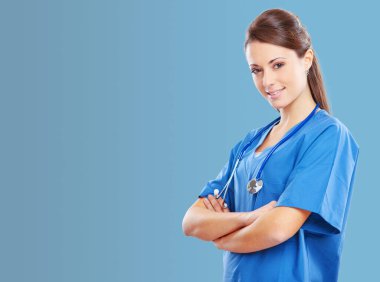 Kollarını kavuşturup gülümseyen kadın doktor kameraya, sağlık hizmetleri ve sağlık hizmetleri konseptine bakıyor.