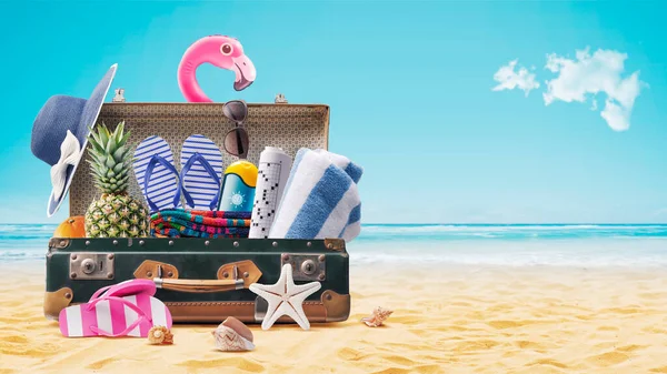 トロピカルビーチでカラフルな夏のアクセサリーとヴィンテージスーツケース 夏休みのコンセプト コピースペース — ストック写真