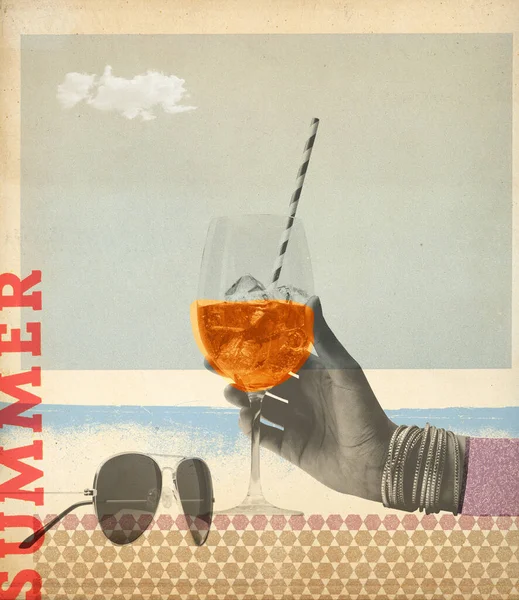 暑假复古拼贴艺术海报 女人喝鸡尾酒和海滩 — 图库照片