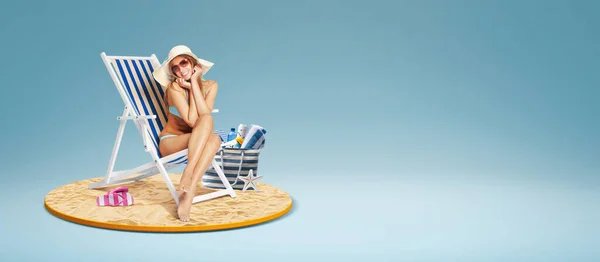 ビーチでデッキチェアに座って魅力的な女性と日光浴 夏休みのコンセプト コピースペース — ストック写真