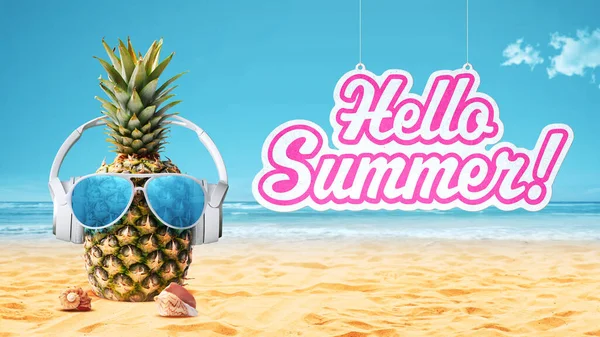 ビーチやこんにちは夏のサインハングで楽しんでいるヘッドフォンと面白いパイナップル — ストック写真