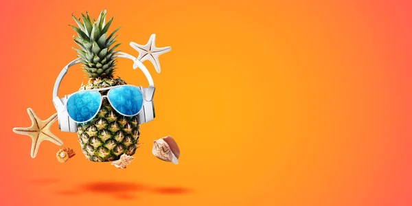 Cheerful Funny Pineapple Wearing Headphones Sunglasses Beach Party Concept — Stock Photo, Image