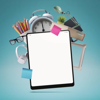 Boş ekranlı dijital tablet ve okul malzemelerinin bileşimi: eğitim ve teknoloji kavramı