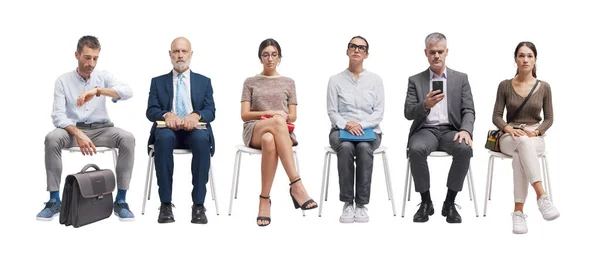 Diversas Pessoas Sentadas Uma Cadeira Esperando Por Uma Entrevista Emprego — Fotografia de Stock