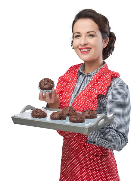 Mujer Vintage Sonriente Delantal Sirviendo Magdalenas Chocolate Caseras Una Bandeja —  Fotos de Stock
