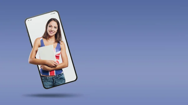 Χαμογελώντας Νεαρή Κοπέλα Κρατώντας Ένα Σκληρό Εξώφυλλο Ένα Βίντεο Smartphone — Φωτογραφία Αρχείου