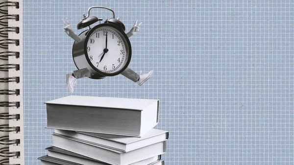 Bir Yığın Kitap Üzerinde Çalışan Mutlu Alarmlı Saat Karakteri Klasik — Stok fotoğraf