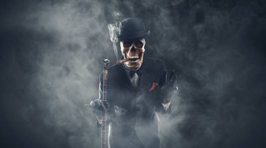 Şık bir takım elbise giymiş korkunç, şeytani bir karakter. Kameraya bakıyor ve etrafı sis ve korku ile çevrili bir şekilde duruyor.