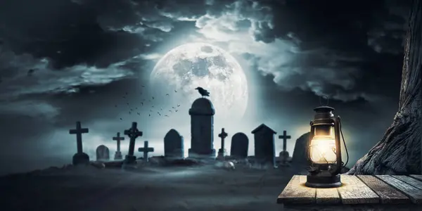 Cemitério Assustador Com Sepulturas Antigas Lanterna Antiga Iluminada Primeiro Plano — Fotografia de Stock