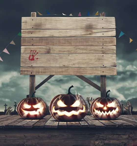 Oude Grungy Houten Bord Griezelige Halloween Pompoenen Een Dek Kopieerruimte — Stockfoto
