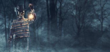Sis içinde kafatası ile ormanda korkunç kötü karakter, bir fener tutuyor ve kameraya, korkuya ve Cadılar Bayramı konseptine bakıyor.