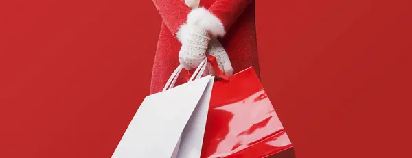 Kvinna Som Julhandlar Hon Håller Två Väskor Händer Nära Håll — Stockfoto