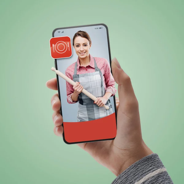 Vrouwelijke Kok Met Een Deegroller Smartphone Huur Professionals Online — Stockfoto