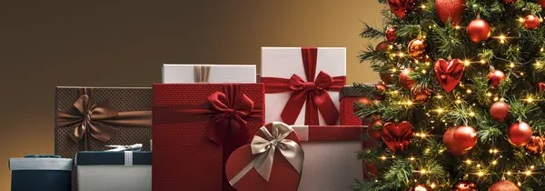 Πολλά Χριστουγεννιάτικα Δώρα Και Διακοσμημένο Δέντρο Γιορτές Και Γιορτές Έννοια — Φωτογραφία Αρχείου