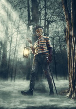 Ormanda kafatası olan korkunç kötü karakter elinde bir fener, yürüme, korku ve Cadılar Bayramı konsepti tutuyor.