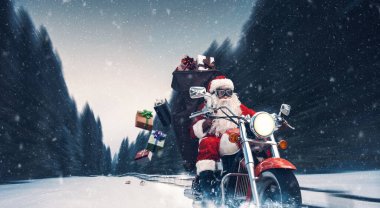 Geleneksel olmayan motosikletli Noel Baba hızlı bir motosiklet sürüyor ve Noel hediyeleri dağıtıyor.