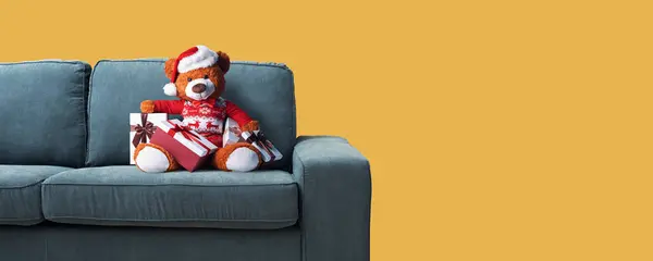 Leuke Teddybeer Met Kerstmuts Bank Veel Cadeaus Feestdagen Feestelijkheden Concept — Stockfoto